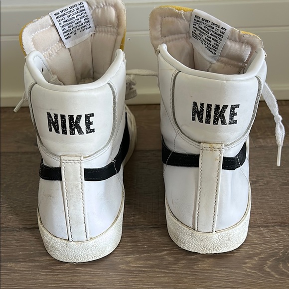 Nike Women’s Blazer Mid 77 Shoes - Picture 3 of 9